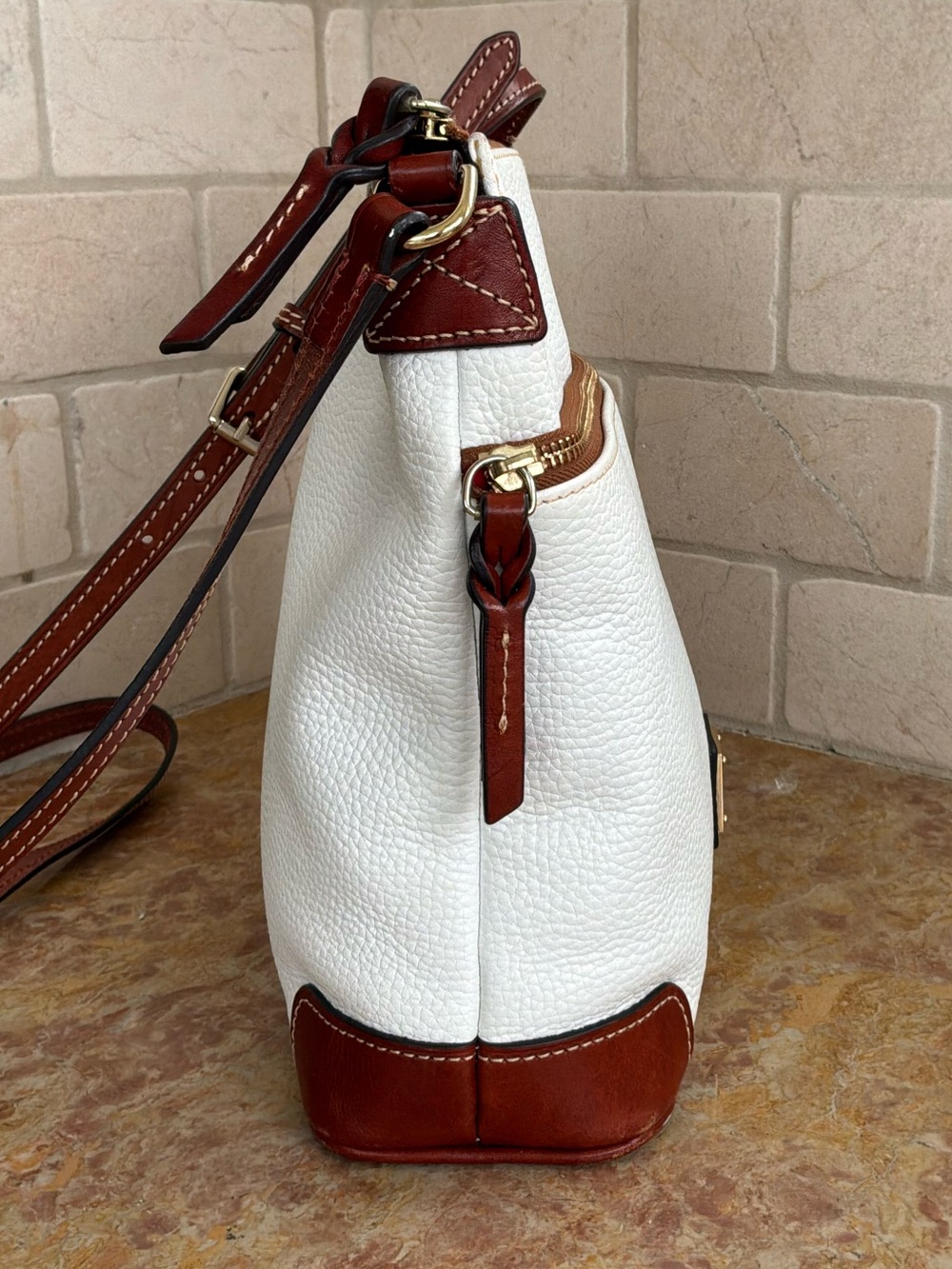 💐 Dooney & Bourke Pebble Grain Leather Zip Crossbody Bag – White & Tan J13913205 - Picture 6 of 16